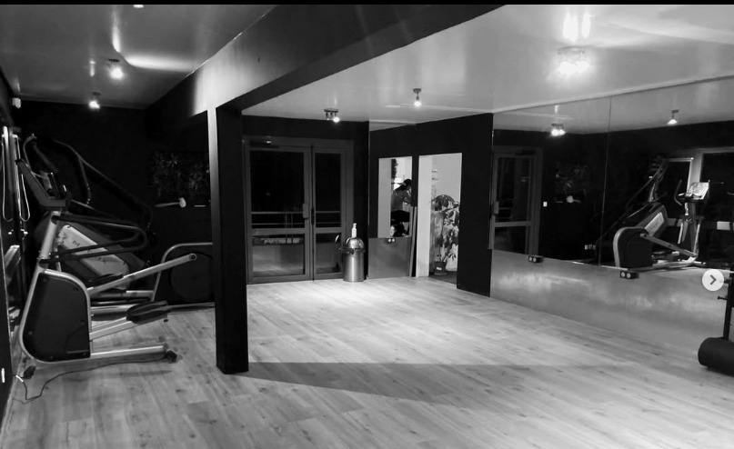 Salle Vita Liberté Bandol rénovée : sol bois et plafond noir